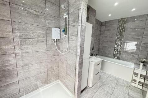 Bright and modern bathroom suite with a spaciou...