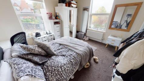 A well-presented double bedroom featuring a spa...