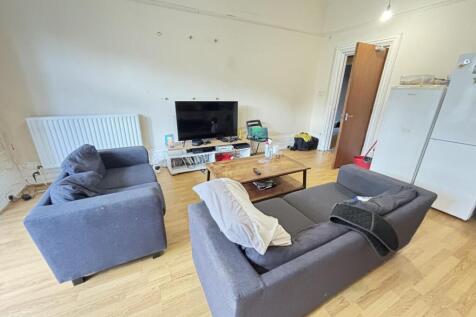 A spacious and welcoming contemporary living ro...