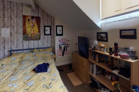 A cozy bedroom featuring a comfortable double b...