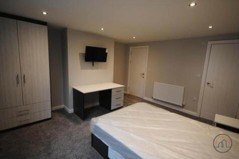 A spacious and well-maintained master bedroom f...