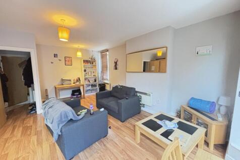 A welcoming and well-maintained living room fea...