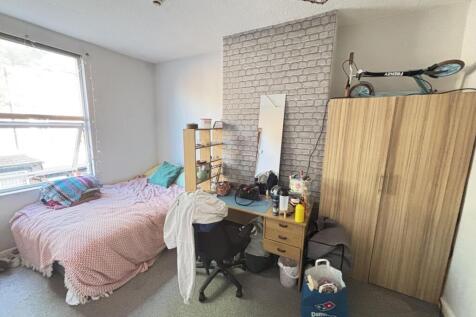 A cozy bedroom featuring a double bed and a fit...