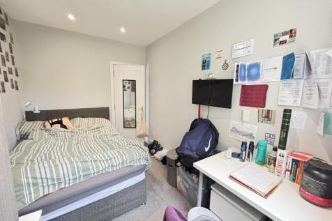 A cozy bedroom featuring a double bed and a pra...