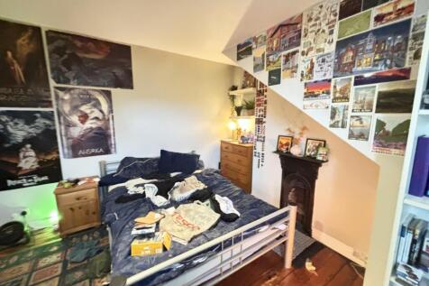 A cozy bedroom featuring a double bed with diso...