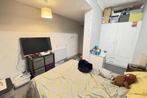 A cozy bedroom featuring a double bed with a fl...