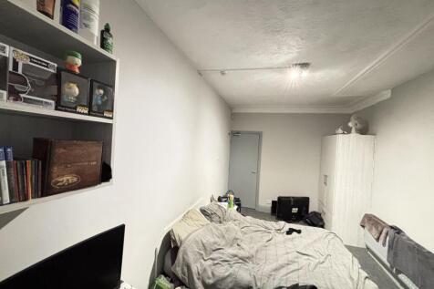 A cozy bedroom featuring a double bed with ampl...