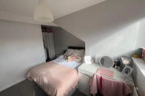 A spacious and well-maintained master bedroom w...