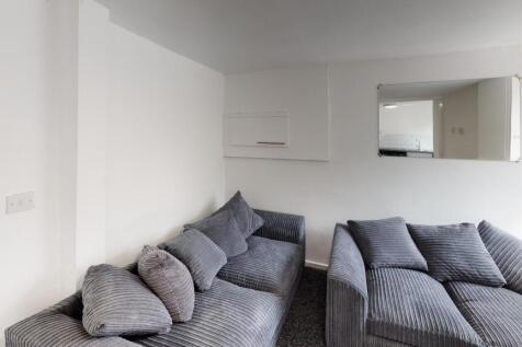 Bright and welcoming contemporary living room f...