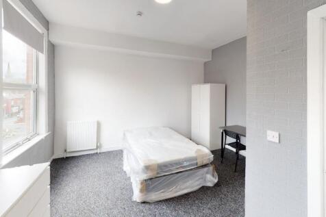 A bright and welcoming double bedroom with natu...