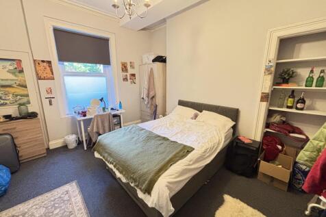 A comfortable and well-maintained double bedroo...