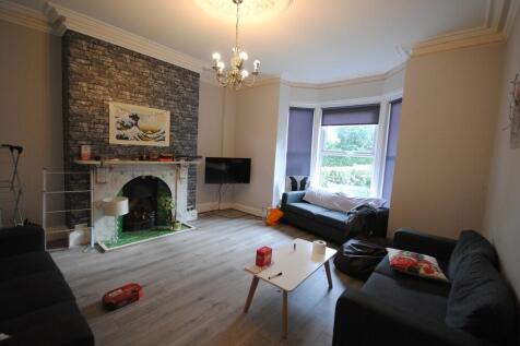 A spacious, well-maintained living room featuri...