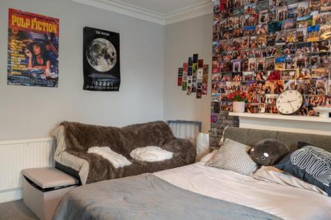 A cozy and well-maintained living room featurin...