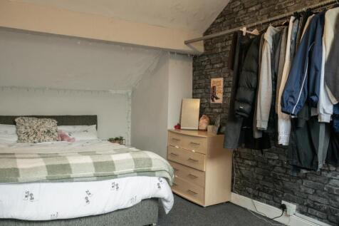 A cozy bedroom featuring a comfortable double b...