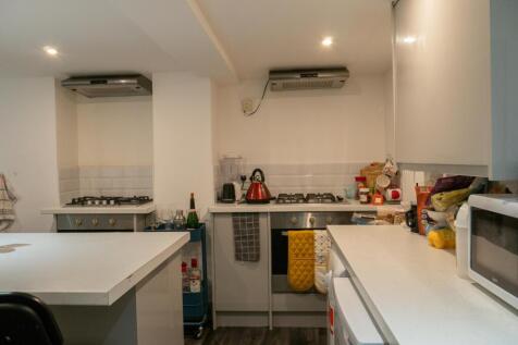 Modern and well-equipped kitchen with ample cou...