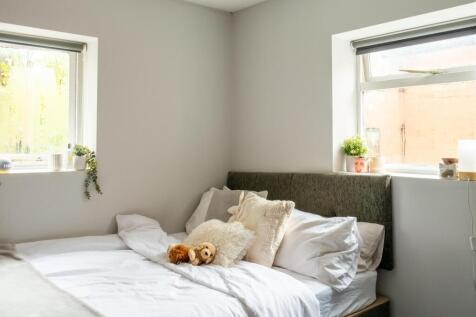 Bright and welcoming double bedroom with ample ...