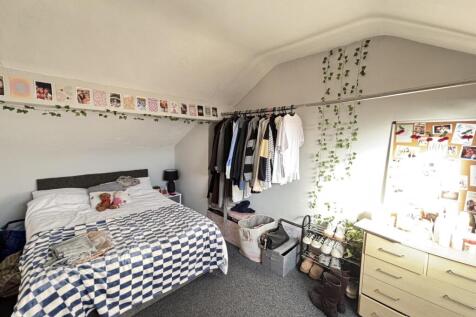 Cozy bedroom featuring a double bed and ample n...