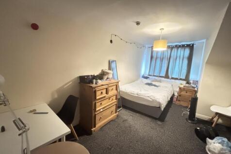 A cozy and well-maintained single bedroom featu...