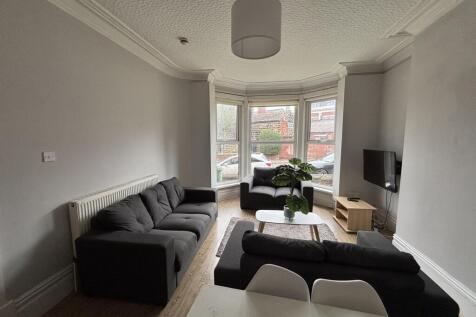 Bright and spacious living room with comfortabl...