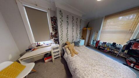 A cozy and well-maintained single bedroom featu...