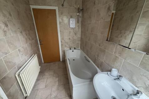 A spacious and well-maintained bathroom featuri...