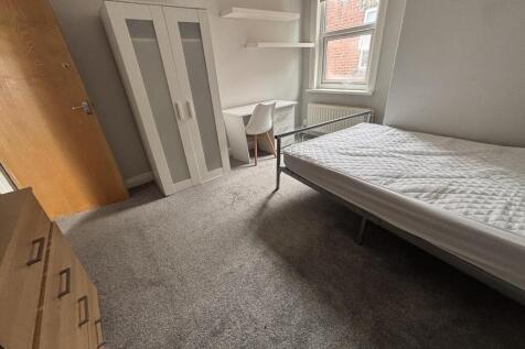 A simple and tidy small bathroom with a basic t...