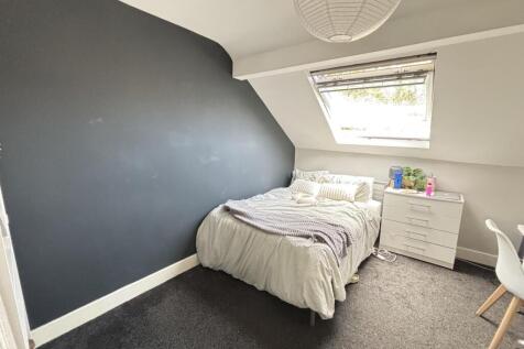 A cozy bedroom featuring a comfortable double b...