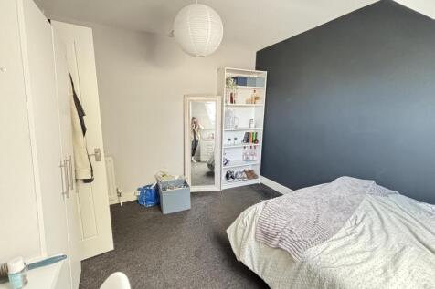 A cozy bedroom featuring a comfortable double b...