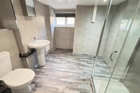 A modern and clean bathroom featuring a spaciou...