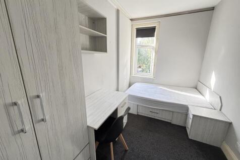 A well-maintained single bedroom featuring a be...