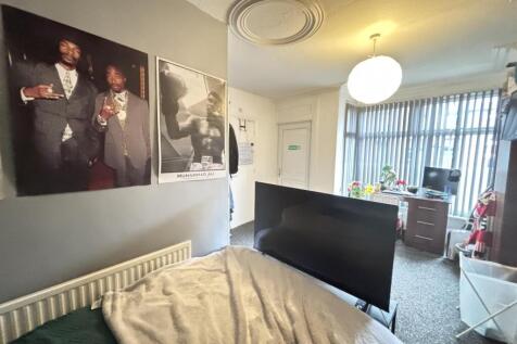 Bright, well-decorated double bedroom with a co...
