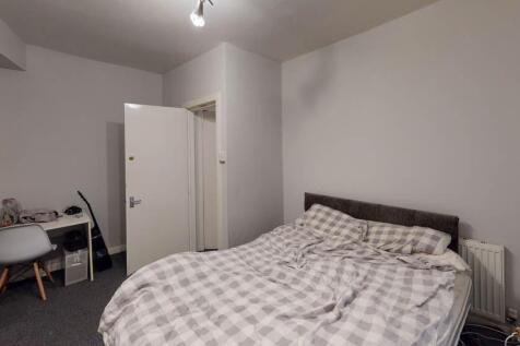 Bright, neutral double bedroom with a comfortab...
