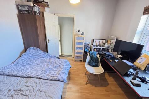 A cozy bedroom featuring a comfortable double b...