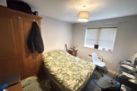 A cozy bedroom featuring a double bed with a fl...