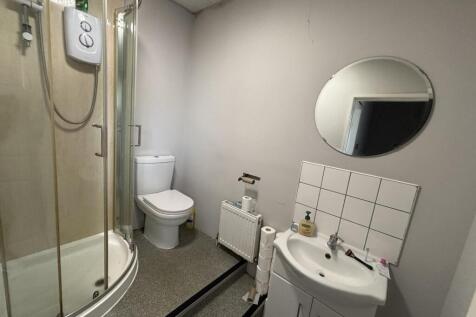 A clean and well-maintained bathroom suite feat...