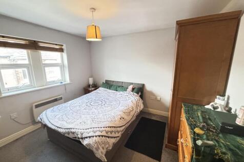 A cozy double bedroom featuring a comfortable b...