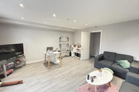 Bright and spacious living room with modern fur...