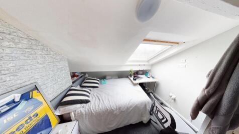 A cozy double bedroom featuring a comfortable b...