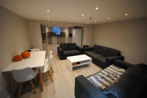 Modern and spacious living room with comfortabl...