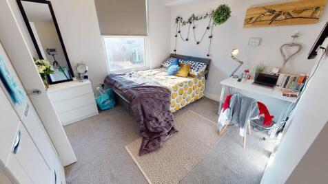 A cozy bedroom featuring a double bed and a bri...