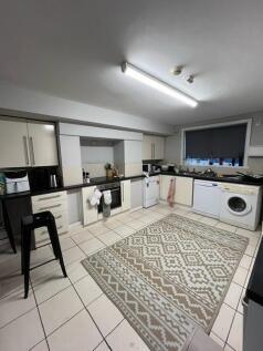 Bright and spacious kitchen with modern applian...