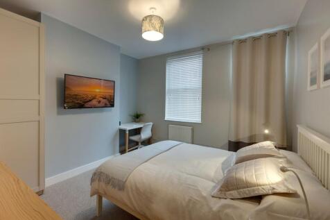 A cozy and well-maintained double bedroom featu...