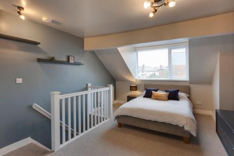 Bright, well-presented double bedroom on a top ...