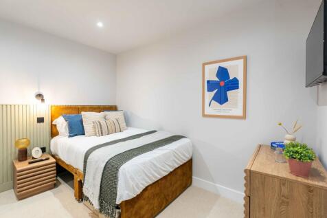 A welcoming double bedroom featuring a comforta...