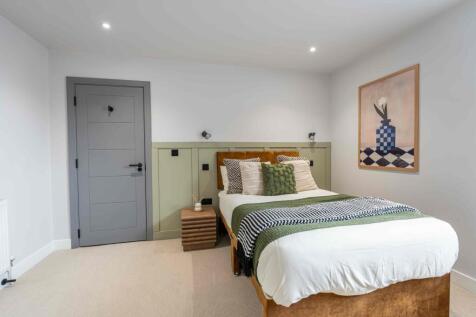 A stylish and well-presented double bedroom fea...