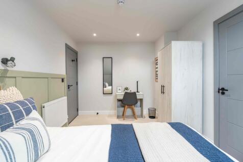 A bright and well-maintained double bedroom fea...