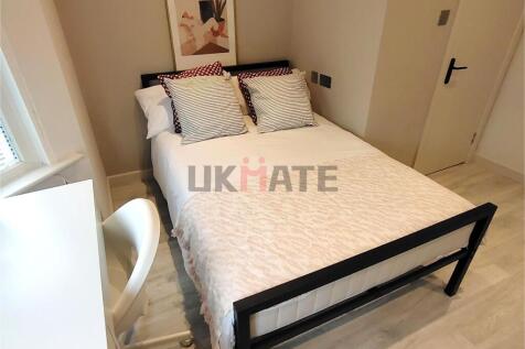 A well-presented double bedroom featuring a nea...