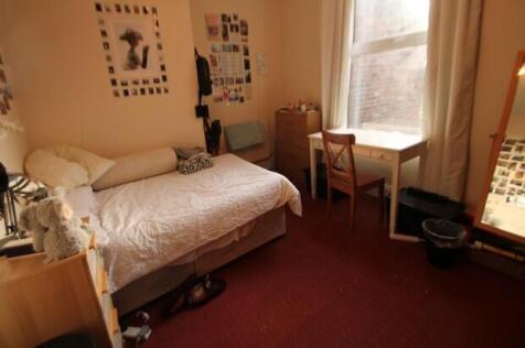 A cozy double bedroom featuring a comfortable b...