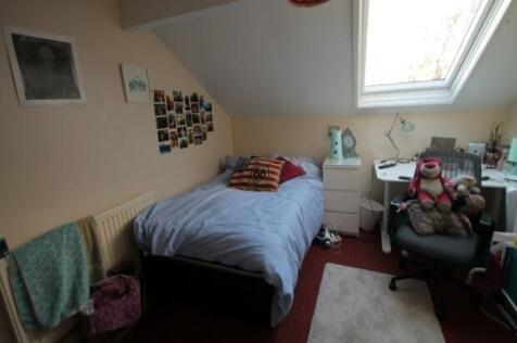 A cozy bedroom featuring a double bed with a pi...