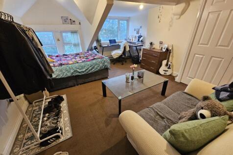 A cozy and well-maintained living room featurin...